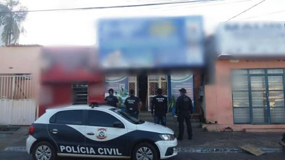 Mulher que enganava idosos analfabetos para aplicar golpes é indiciada por estelionato pela polícia, no norte do Tocantins