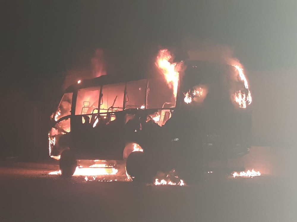 Ônibus do transporte escolar de Dueré pega fogo e fica totalmente destruído; VEJA