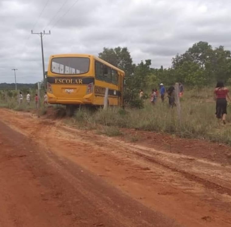Ônibus escolar perde controle e bate em cerca de arame farpado no norte do Estado