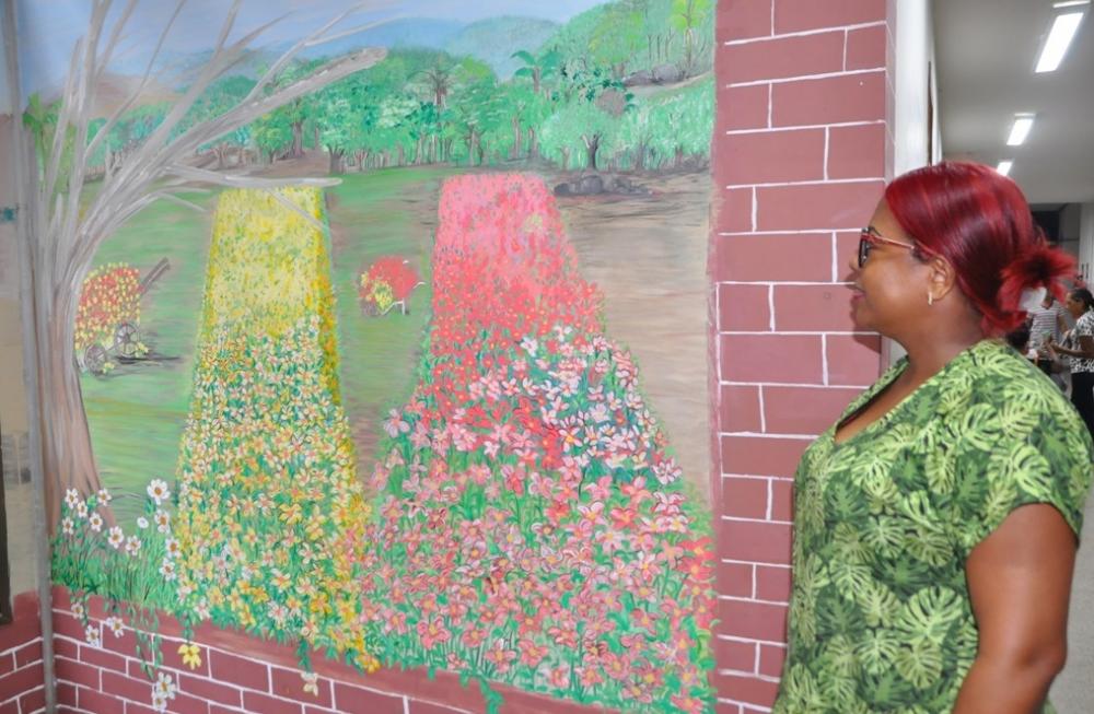 Pacientes e acompanhantes são surpreendidos com obras de arte nos corredores do HGP