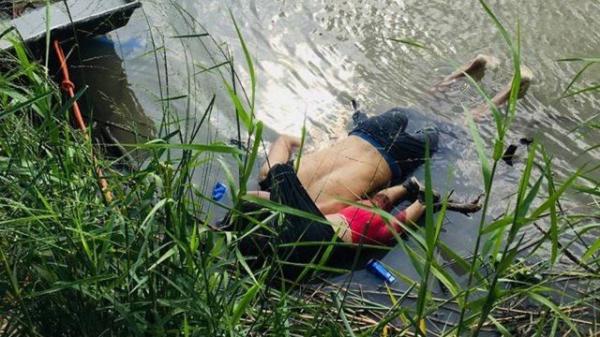 Pai e filha morrem abraçados tentando atravessar fronteira: IMAGEM CHOCANTE
