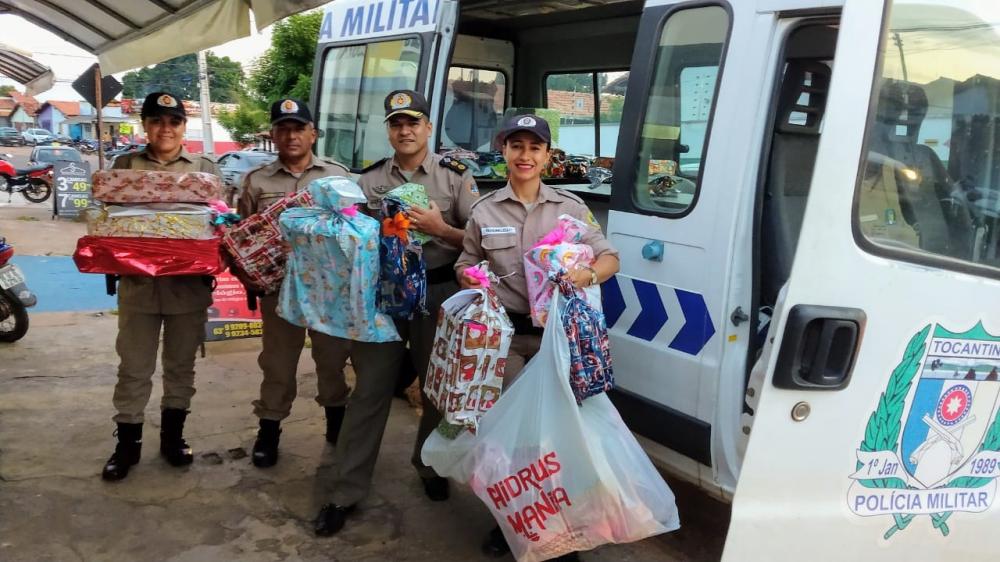 Polícia Militar adota cartinhas do Correios e entrega presentes para crianças em Araguaína