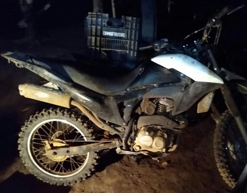 Polícia prende um homem com moto roubada e dono de uma oficina que teria retirado peças originais no norte do Estado