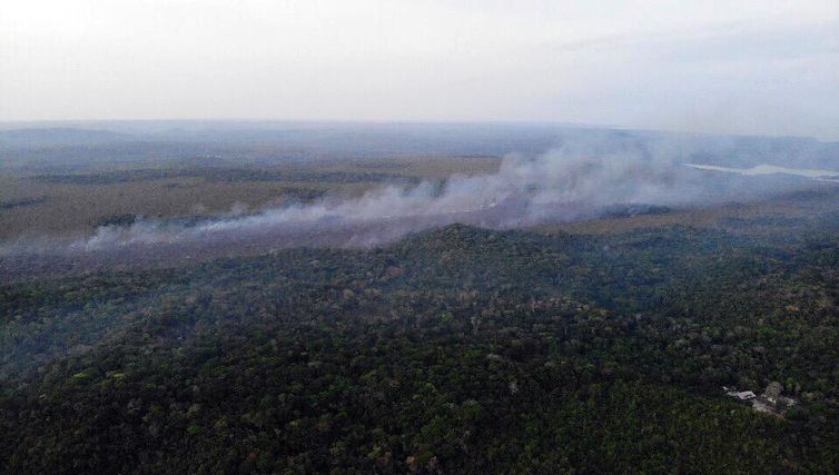 Prefeito acusa grileiros e policiais de causar incêndios em Santarém no Pará.