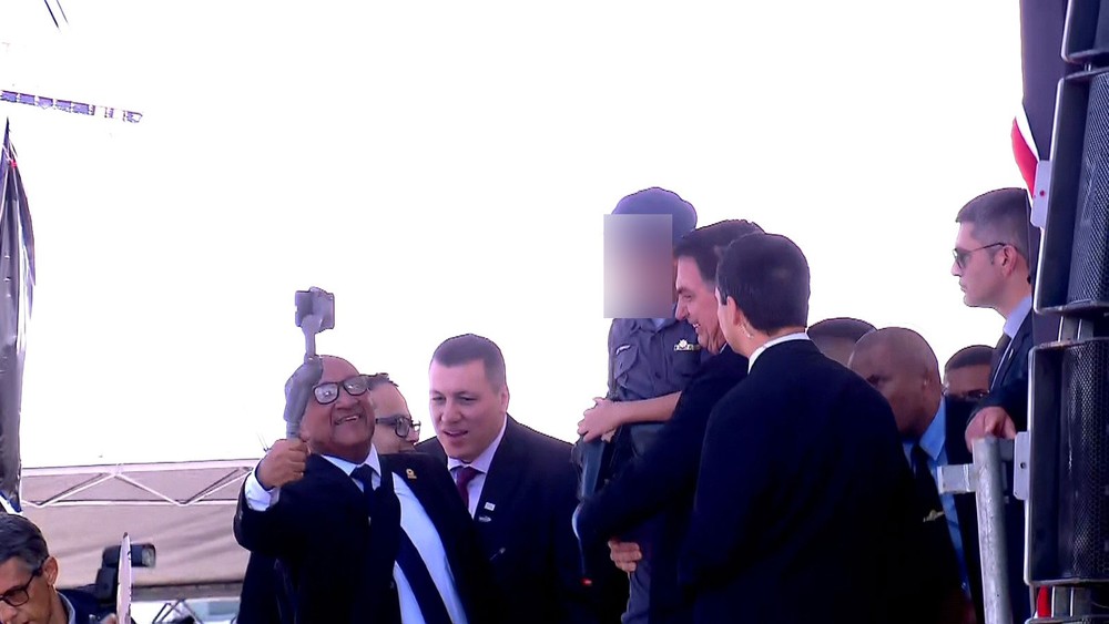 Presidente é criticado por foto com criança e arma de brinquedo; Lei é clara sobre simulacros e fabricação para entretenimento