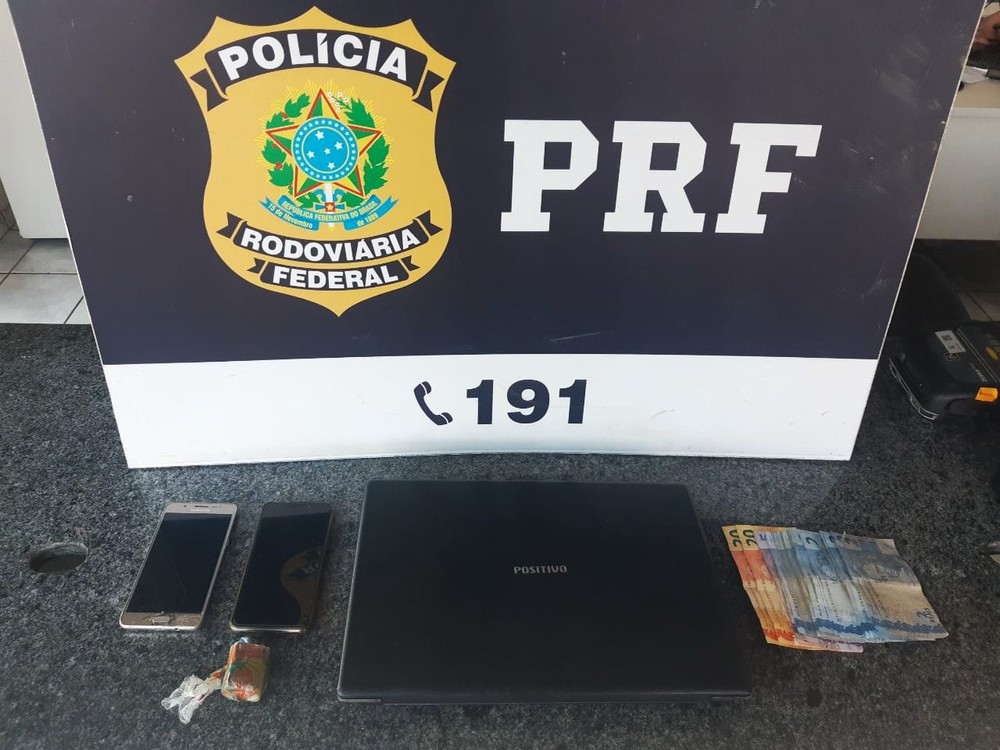 PRF prende jovem por receptação e porte de drogas na BR-153; jovem pegada 'rabeira' em caminhão