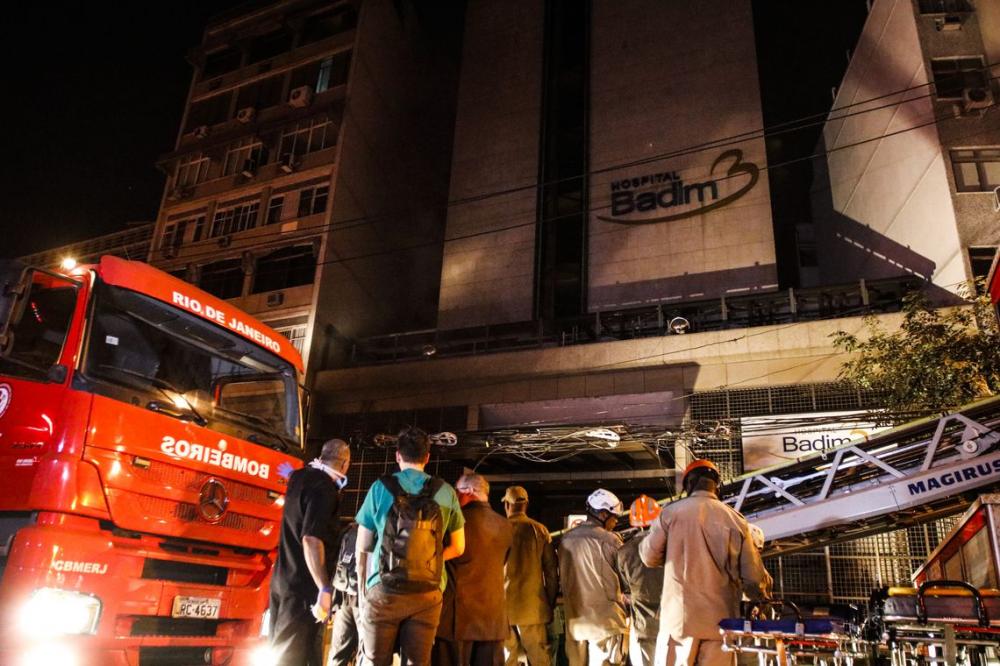 RJ: incêndio em hospital deixa pelo menos 10 mortos e rastro de destruição