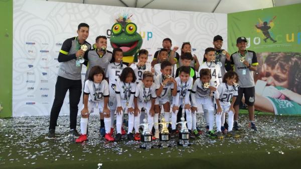 Sub 10 da Escolinha do Santos de Palmas conquista torneio mundial infantil de futebol