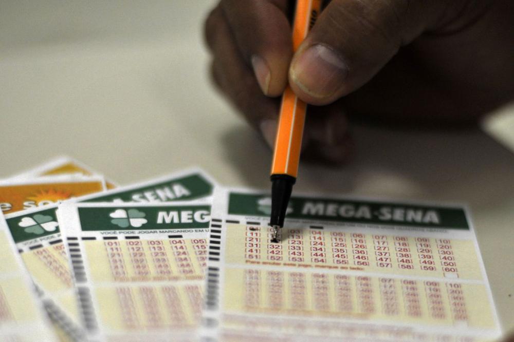 SUBIU! Apostar na loteria fica mais caro. Mega Sena custa R$ 4,50; Confira tabela de preços.
