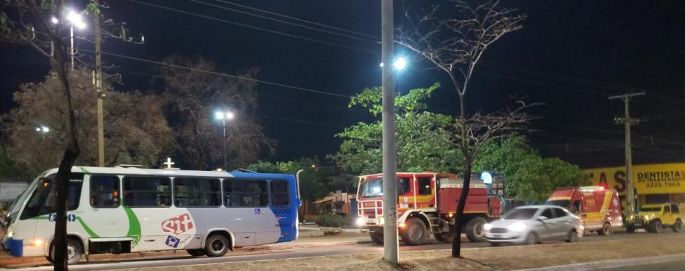 SUSTO / Ônibus pega fogo após pane elétrica no Aureny III, região sul de Palmas   VEJA VÍDEO