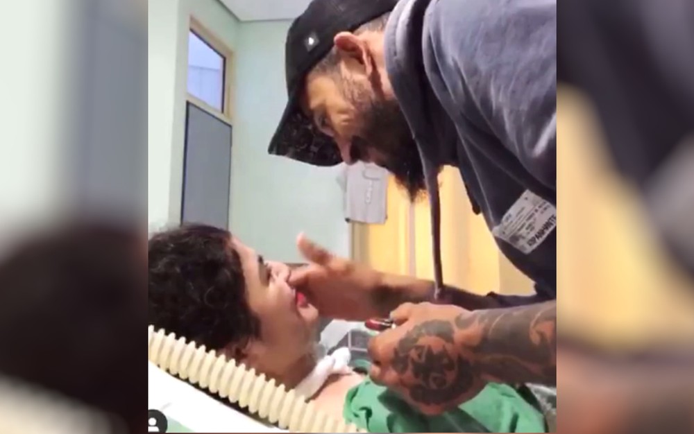 Tatuador de Goiás posta video maquiando esposa tetraplégica e viraliza nas redes sociais; assista