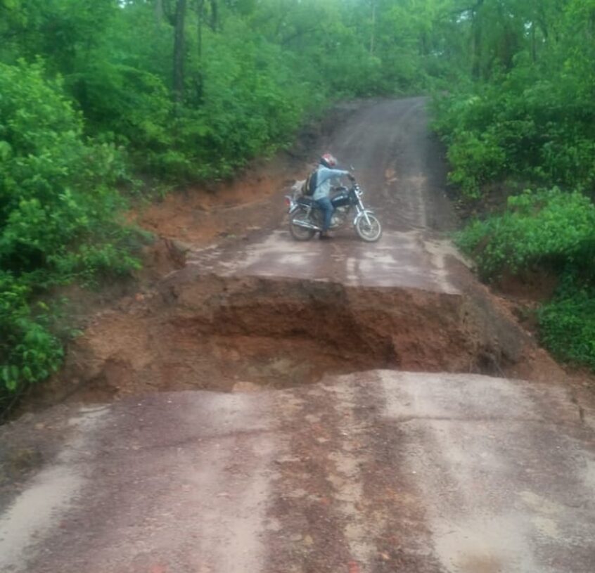 Temporal faz córrego transbordar e rompe estrada vicinal na região do Jalapão