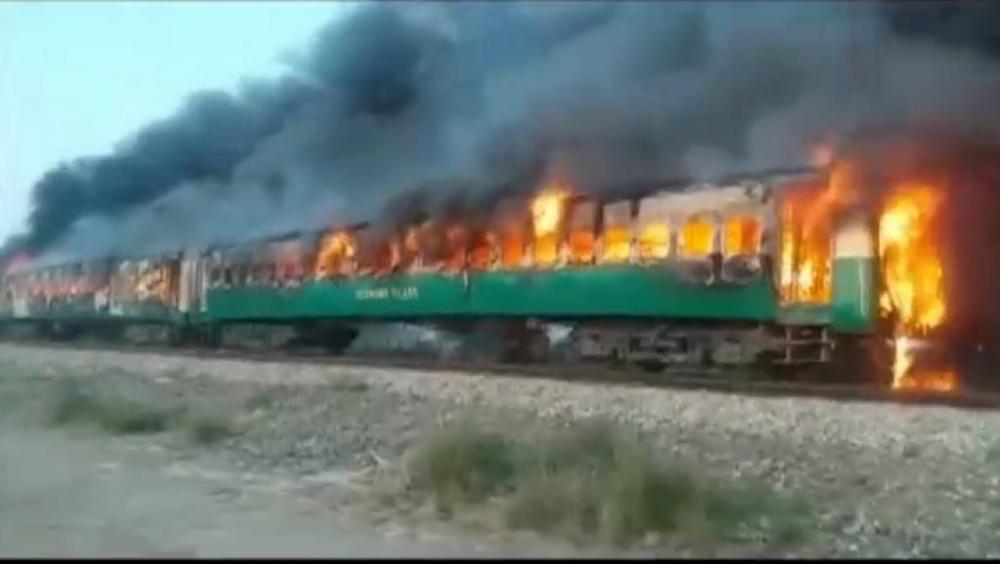 Terrível incêndio em vagão de trem mata pelo menos 74 pessoas no Paquistão