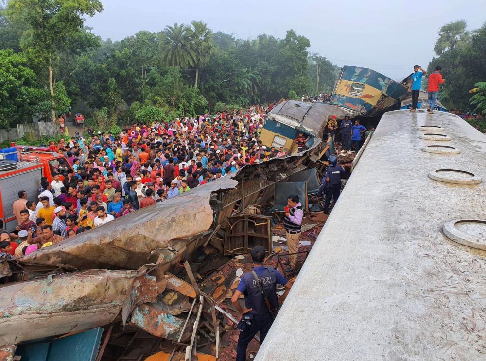 TRAGÉDIA/ Choque entre trens deixa 16 mortos e dezenas de feridos na Índia