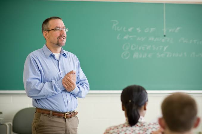 UFT lança edital para seleção de professor substituto com salários que ultrapassam R$ 5 mil