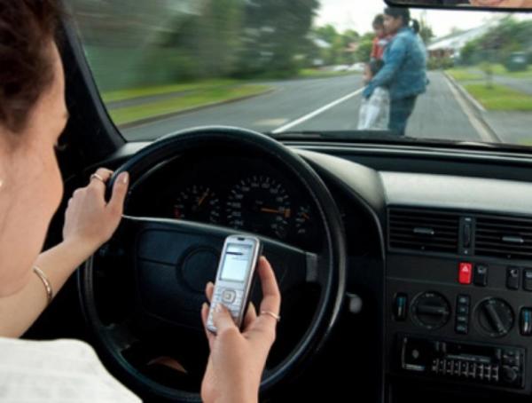 Um em cada 5 brasileiros admite usar celular enquanto dirige; veja pesquisa