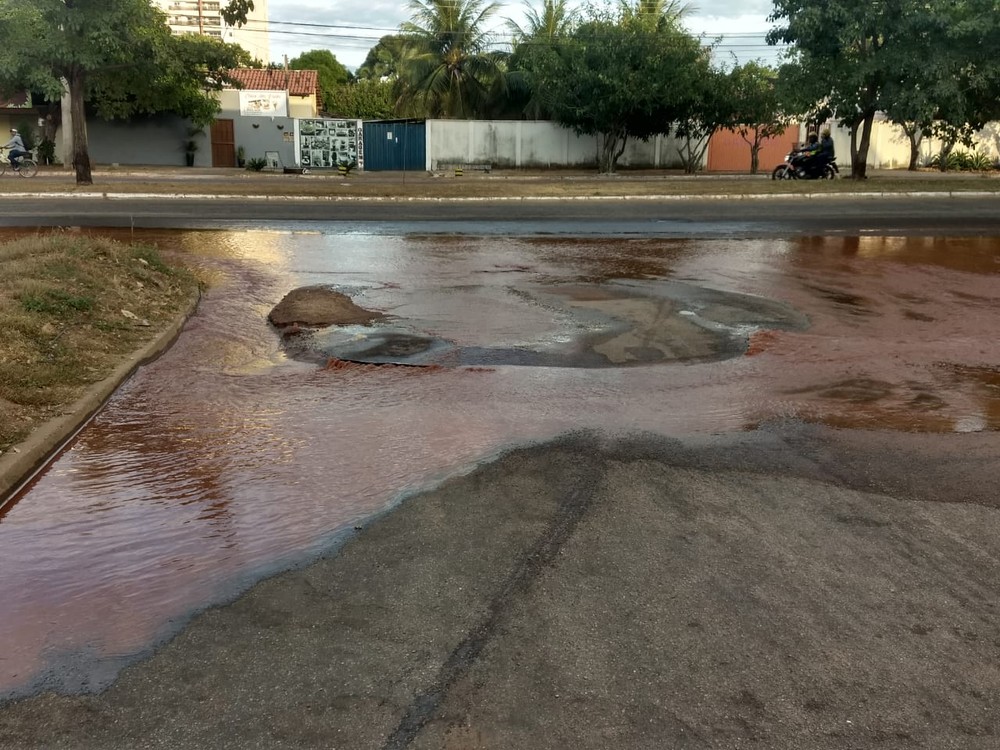 Vazamento gigantesco de água pode comprometer abastecimento de 14 quadras da região central de Palmas
