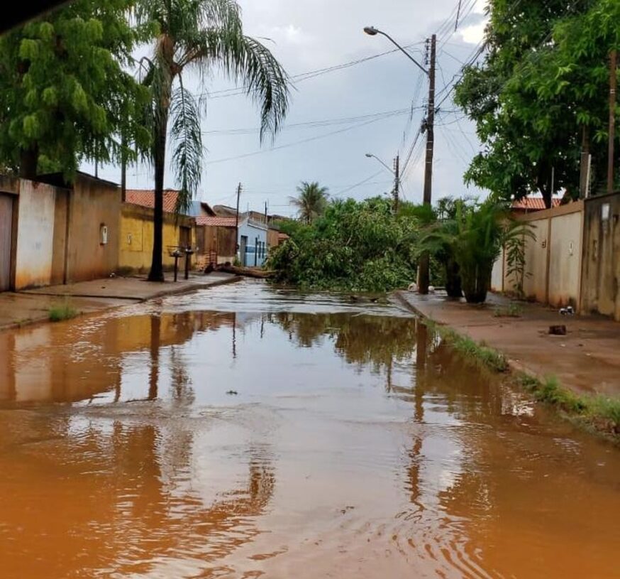 VEJA VÍDEO; Chuva de granizo assusta moradores de Palmas e deixa rastro de destruição