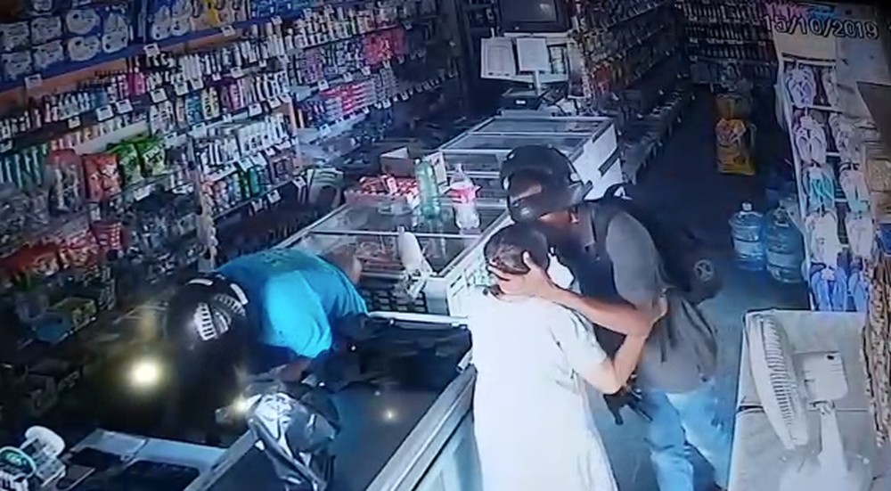 Veja vídeo/ Piauí; assaltante beija idosa e diz