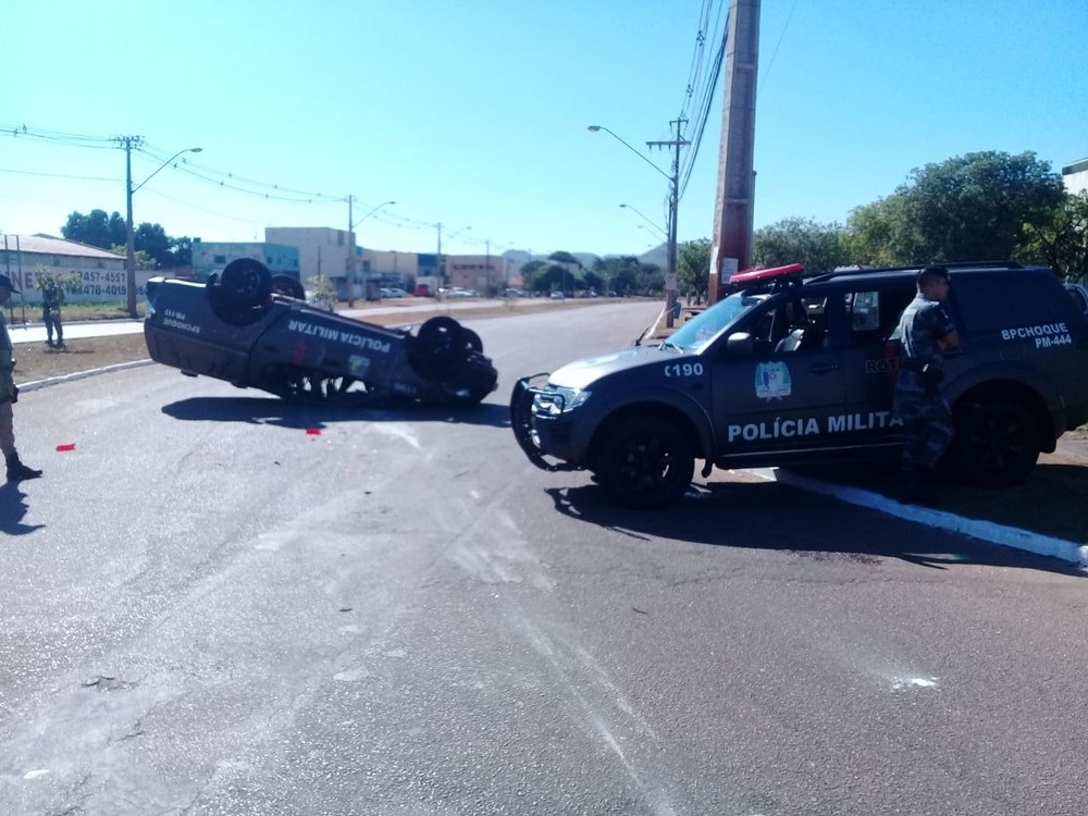 Viatura da Rotam capota em rotatória de Palmas; polícias perseguiam suspeitos de roubo