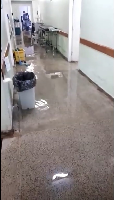 VÍDEO; Após forte chuva, os corredores do Hospital Regional de Araguaína ficam inundados e pacientes precisam ser realocados