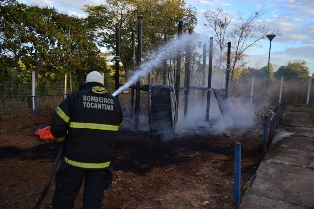 VÍDEO: Brinquedos de parquinho são destruídos por incêndio criminoso na região sul de Palmas