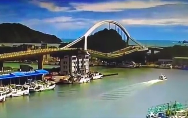 Vídeo/ confira o momento exato que uma ponte de 137 metros desaba em Taiwan; 20 pessoas estão feridas