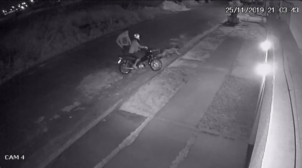 VÍDEO/ Motorista de aplicativo tem a motocicleta roubada durante entrega na região norte do Estado