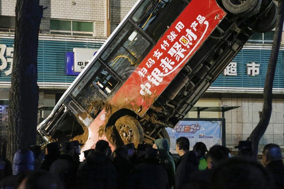 Mundo: Na China, ônibus cai em buraco e mata seis pessoas