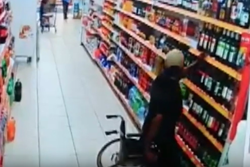 PR: Câmeras gravam homem em cadeira de rodas se levantar para furtar bebida