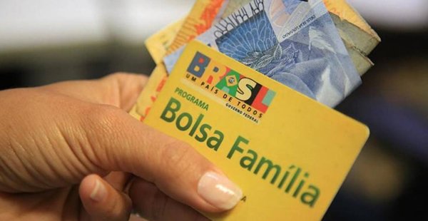Servidores com renda até R$ 27 mil receberam Bolsa Família