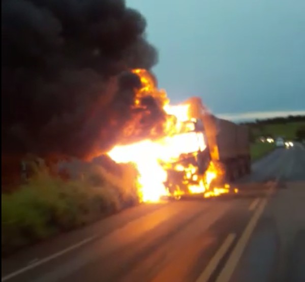 Caminhão é destruído por incêndio na TO-355 em Colinas do Tocantins