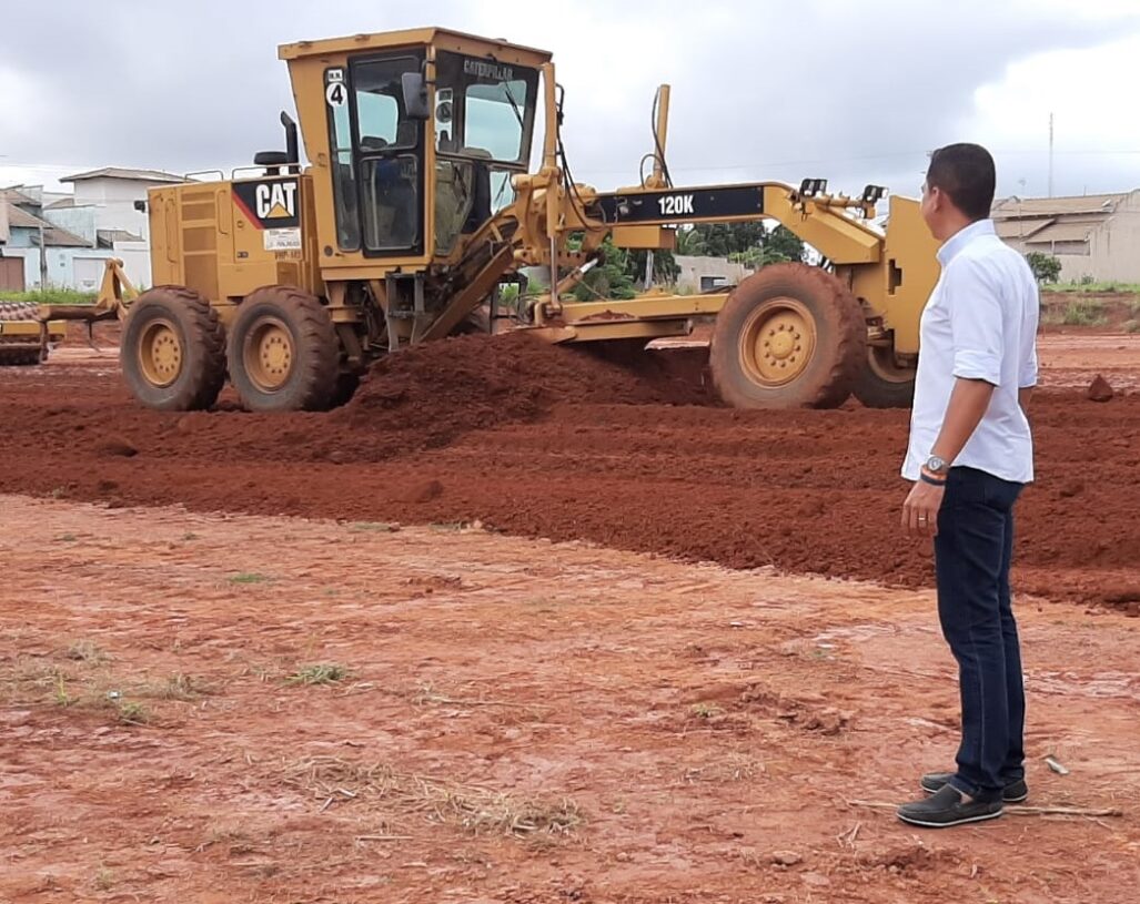Vereador Claudemir Portugal (PRP), acompanha obras de construção de um campo de futebol no Jardim Aureny III.