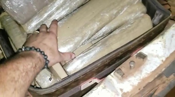 Polícia Civil| Homem é preso ao ser flagrado com quase 15 kg de drogas no bagageiro de carro em Palmas