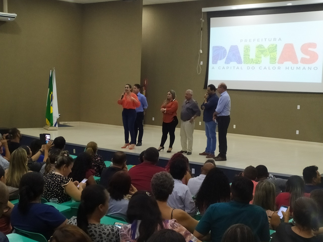 Prefeita Cínthia Ribeiro anuncia reajuste 12,84% para os professores da rede municipal e antecipação do salário dos servidores