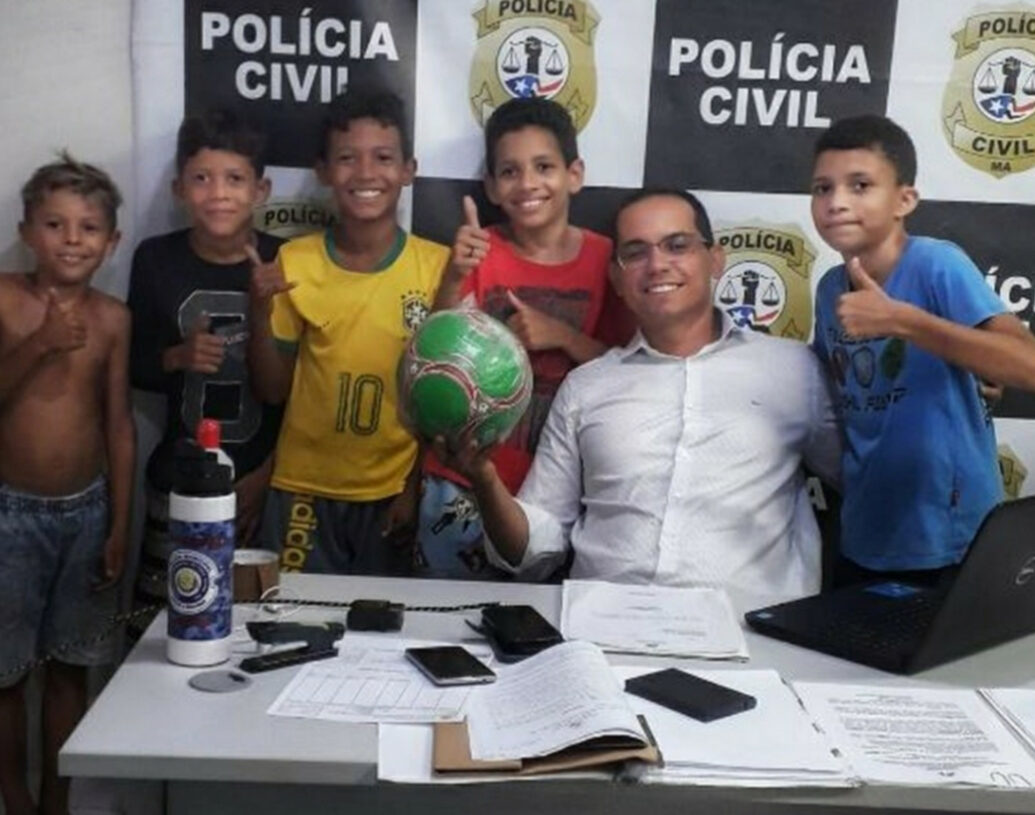 Maranhão: Crianças procuram a delegacia após vizinha tomar bola de futebol