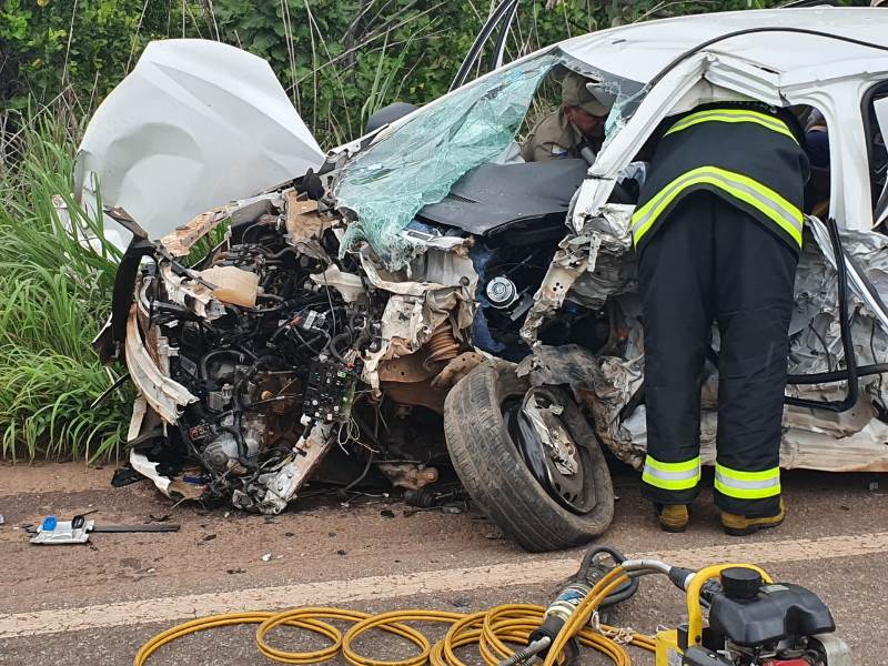 Acidente na saída de Palmas para Porto Nacional deixa carro destruído e motorista fica preso nas ferragens; confira