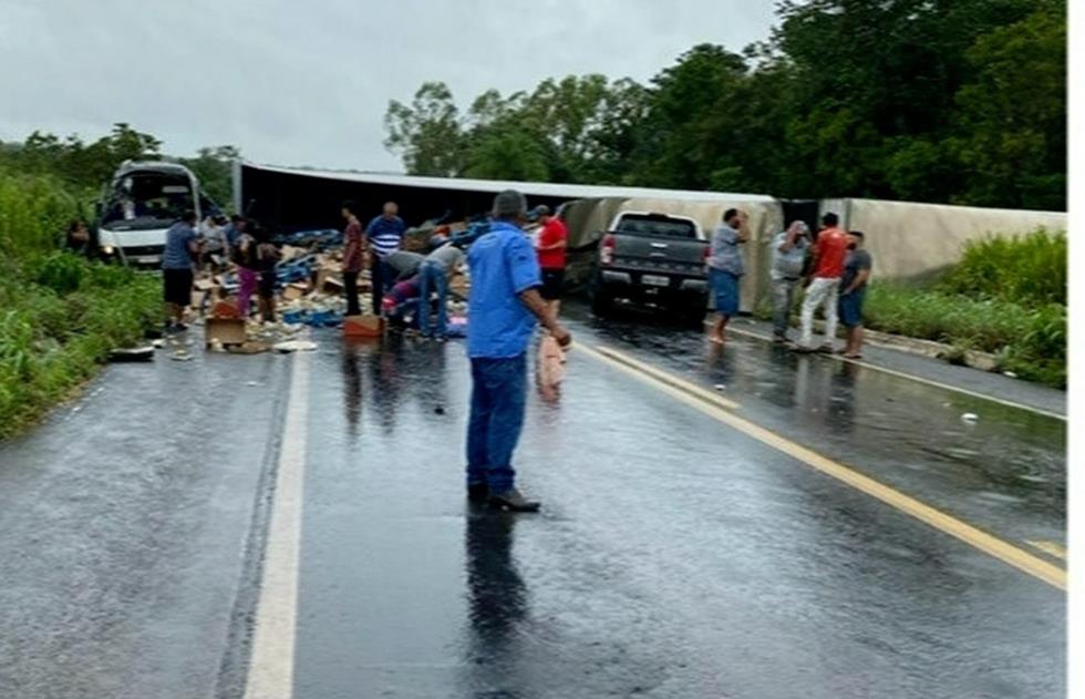 Acidente envolvendo micro-ônibus, um caminhão e caminhonete interdita BR-153 na região norte do Estado