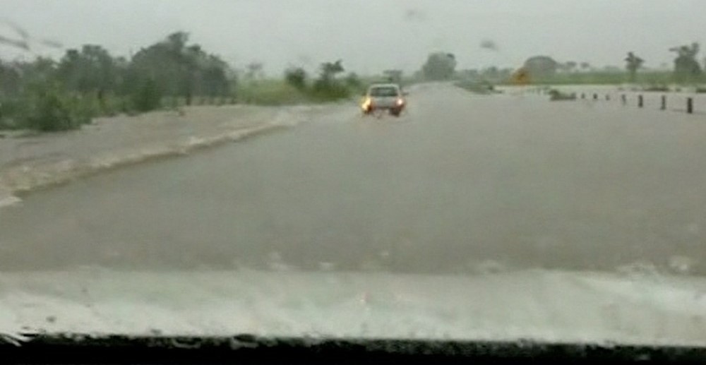 Chuva forte deixa trecho de rodovia alagado na região norte do Tocantins