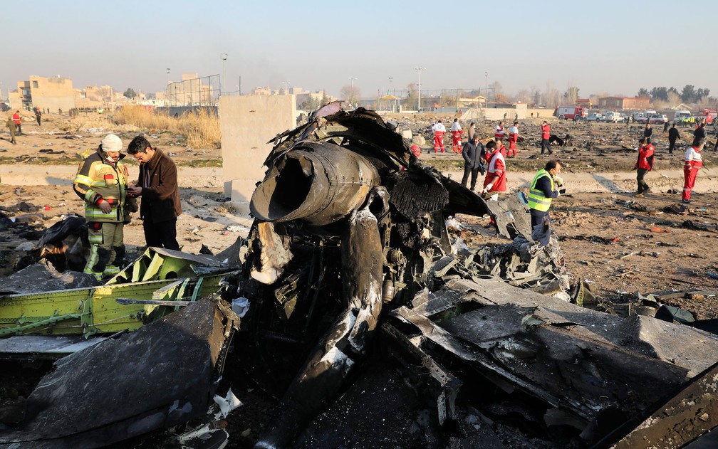 Avião ucraniano com 176 a bordo cai no Irã após decolar