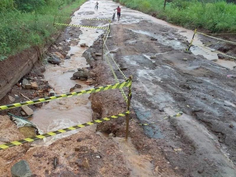Defesa Civil interdita ruas com crateras em Colinas