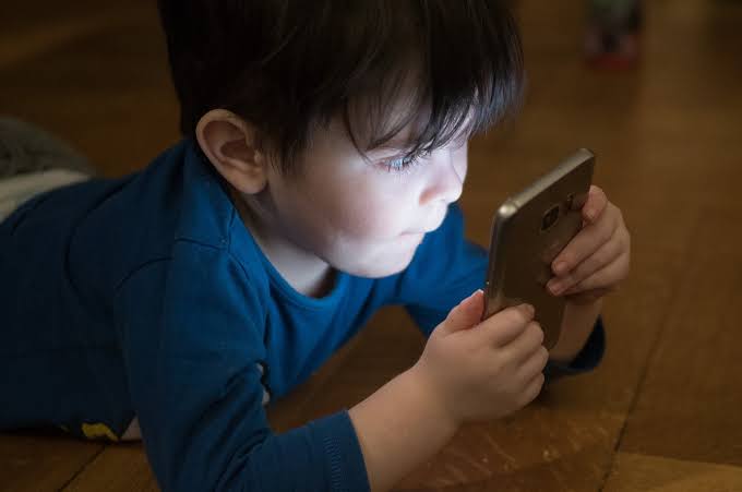 OMS faz recomendação para que pais controlem o tempo de uso de crianças no aparelhos eletrônicos