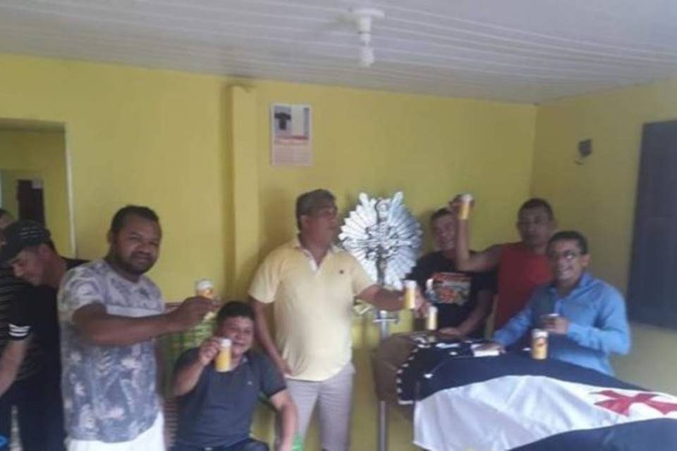 Em Manaus, velório é realizado com cerveja e foguetes