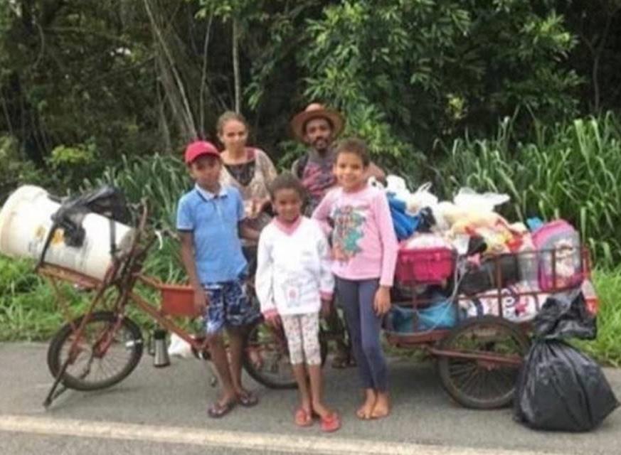Família viaja de Goiás para Roraima a pé por não ter dinheiro para passagem