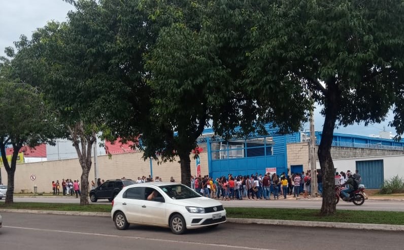 Jovens desempregados fazem fila para entrevista de emprego em grande mercado de Palmas; confira