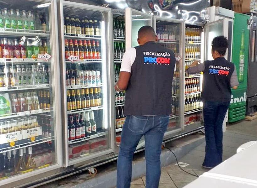 Agentes do Procon procuram por cerveja contaminada em cidades do Tocantins; entenda