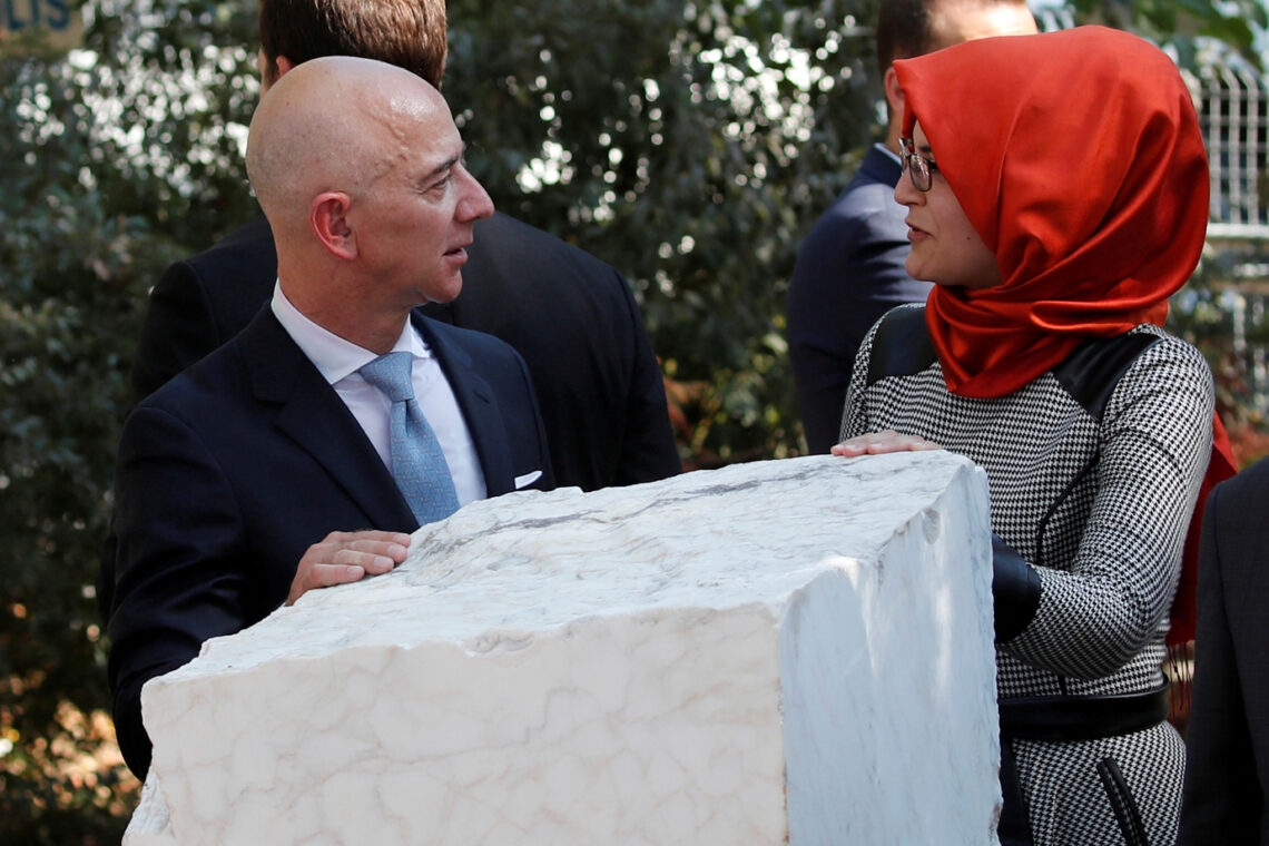 Jeff Bezos e a viúva do jornalista Jamal Khashoggi