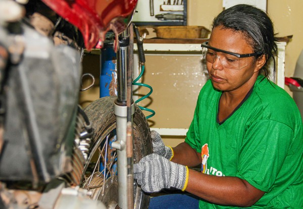 Projeto ‘Jeito Mulher’ oferece vagas para mulheres em cursos de eletricista, mecânica e pedreiro