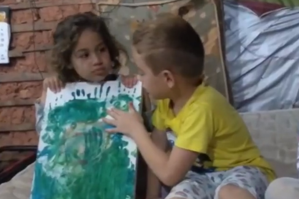 No Piauí, menino faz vídeo vendendo quadro da irmã para ajudar a mãe a construir a casa e comove internet