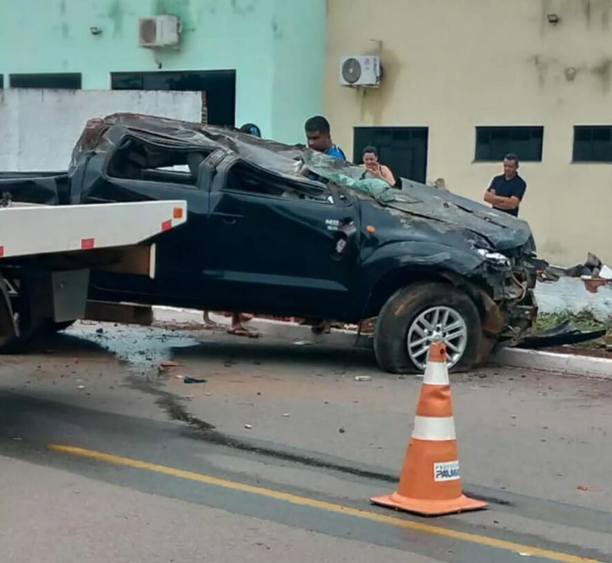 Motorista perde controle de caminhonete e derruba muro de associação na 504 Sul, em Palmas